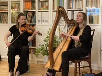 Lauren MacColl and Rachel Newton at a house concert in Hamburg, Germany, on 20 April 2024; photo Reinhard Zierke