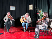 Glasgow Trad Collective (Eryn Rae, Anna Massie and Laura Wilkie) at Bürgerhaus Bornheide in Hamburg, Germany, on 20 February 2025; photo Reinhard Zierke Glasgow Trad Collective (Eryn Rae, Anna Massie and Laura Wilkie) at Bürgerhaus Bornheide in Hamburg, Germany, on 20 February 2025; photo Reinhard Zierke